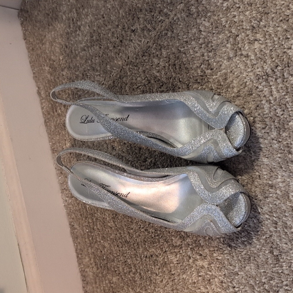 Lulu Townsend Size 7 4.5 inch silver heels